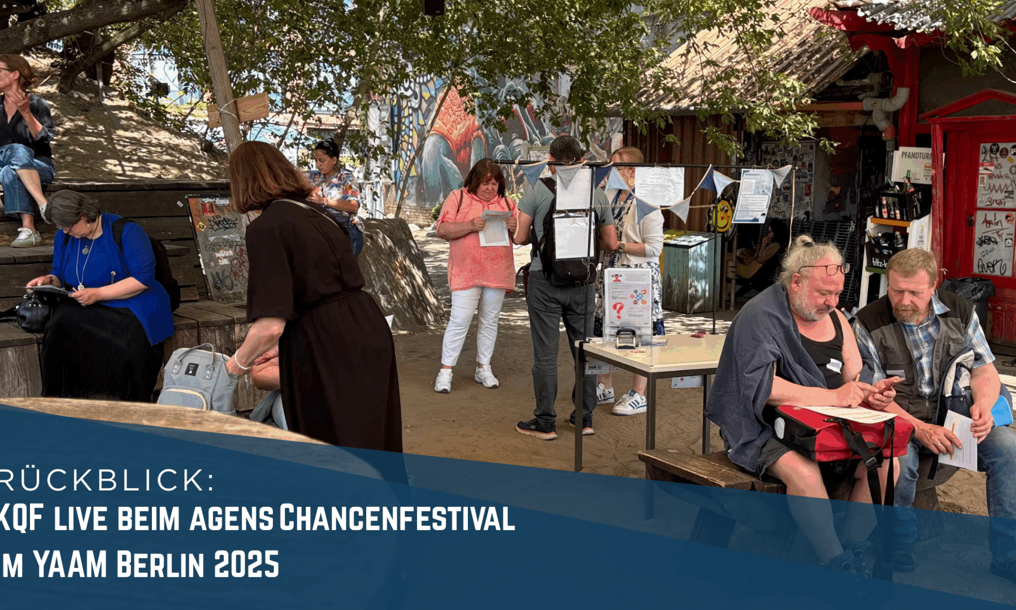 Besucher:innen am KQF-Stand beim agens Chancenfestival 2025 im YAAM Berlin